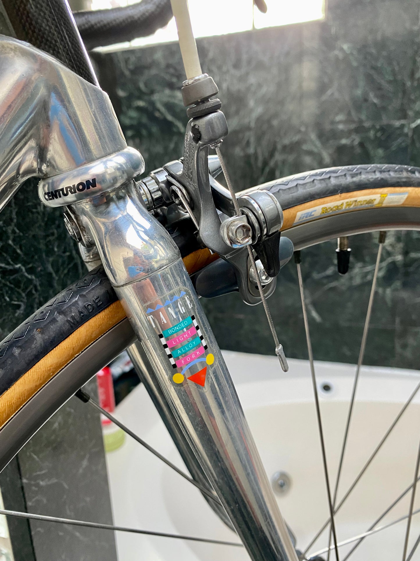 (SIZE 56cm) 1980's CENTURION CARBON ROAD BIKE - SHIMANO 600 - SPOTLESS