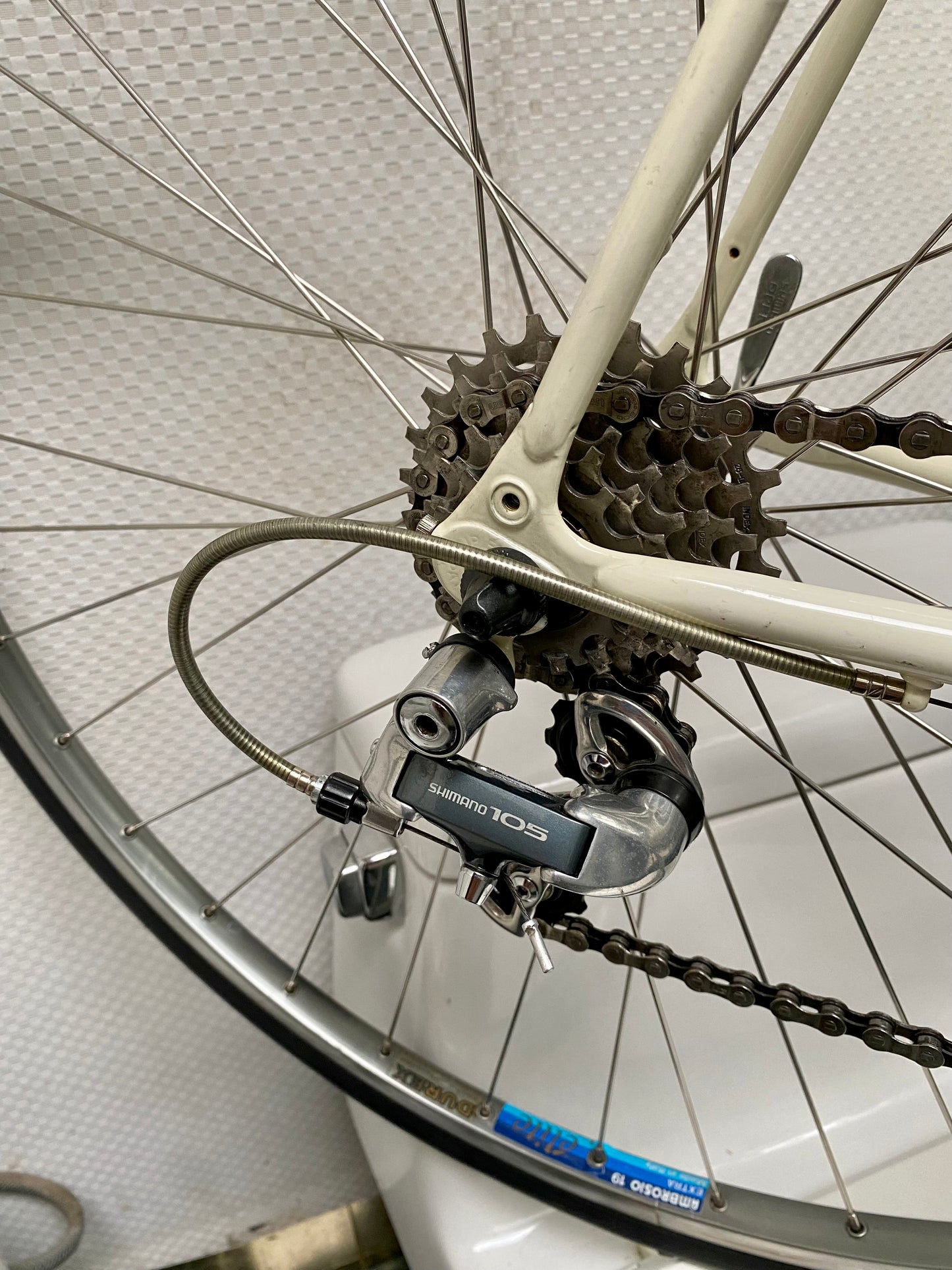 (SIZE 57cm) 1980's BIANCHI ROAD BIKE - LIKE NEW - SHIMANO 105 - COLUMBUS