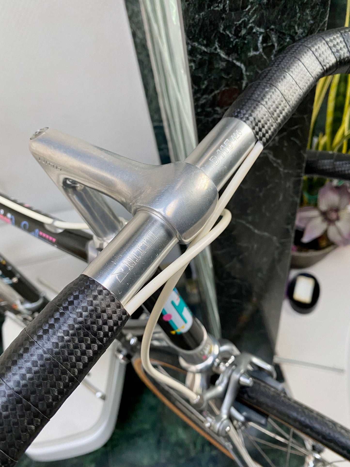 (SIZE 56cm) 1980's CENTURION CARBON ROAD BIKE - SHIMANO 600 - SPOTLESS