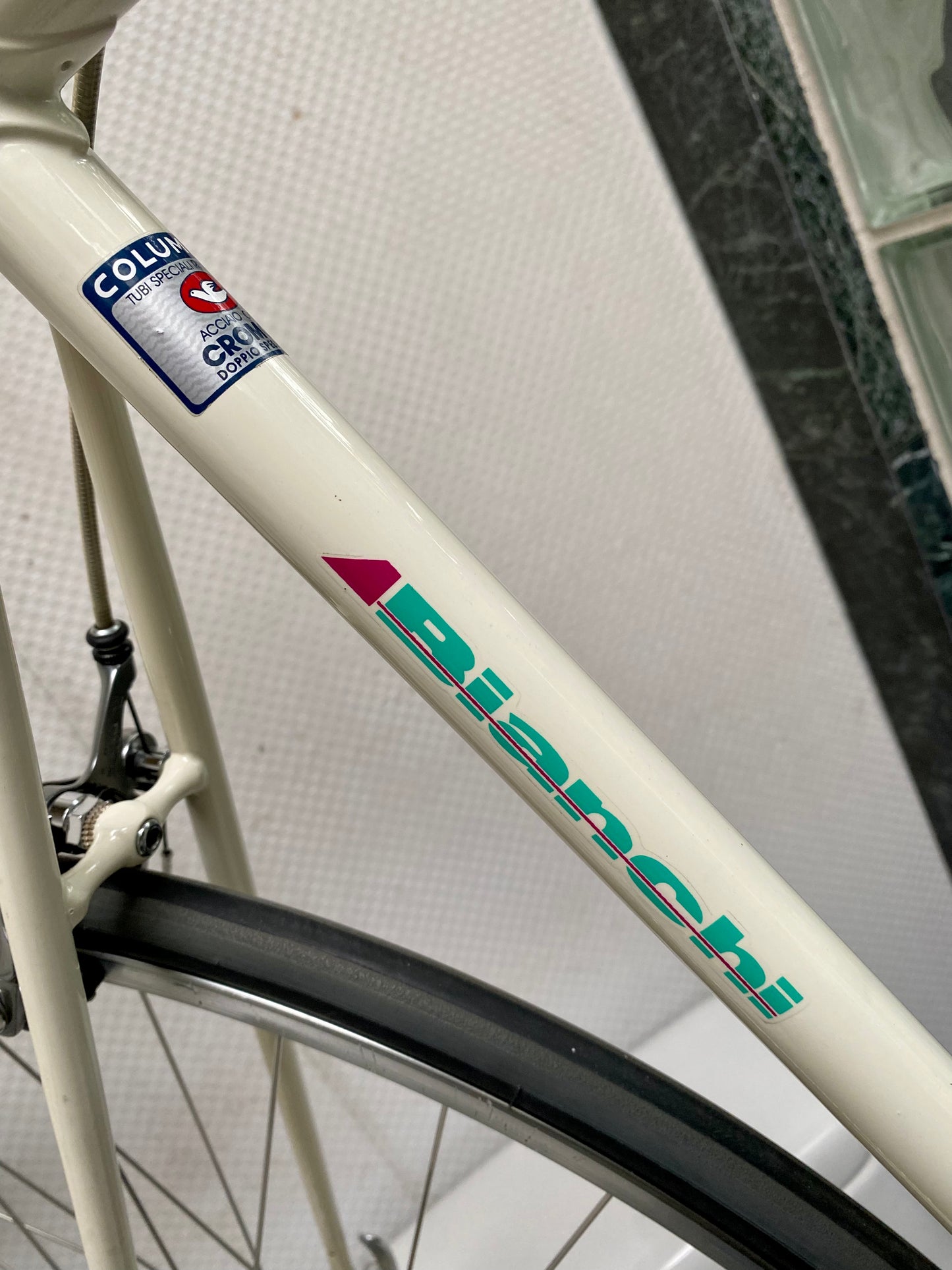 (SIZE 57cm) 1980's BIANCHI ROAD BIKE - LIKE NEW - SHIMANO 105 - COLUMBUS