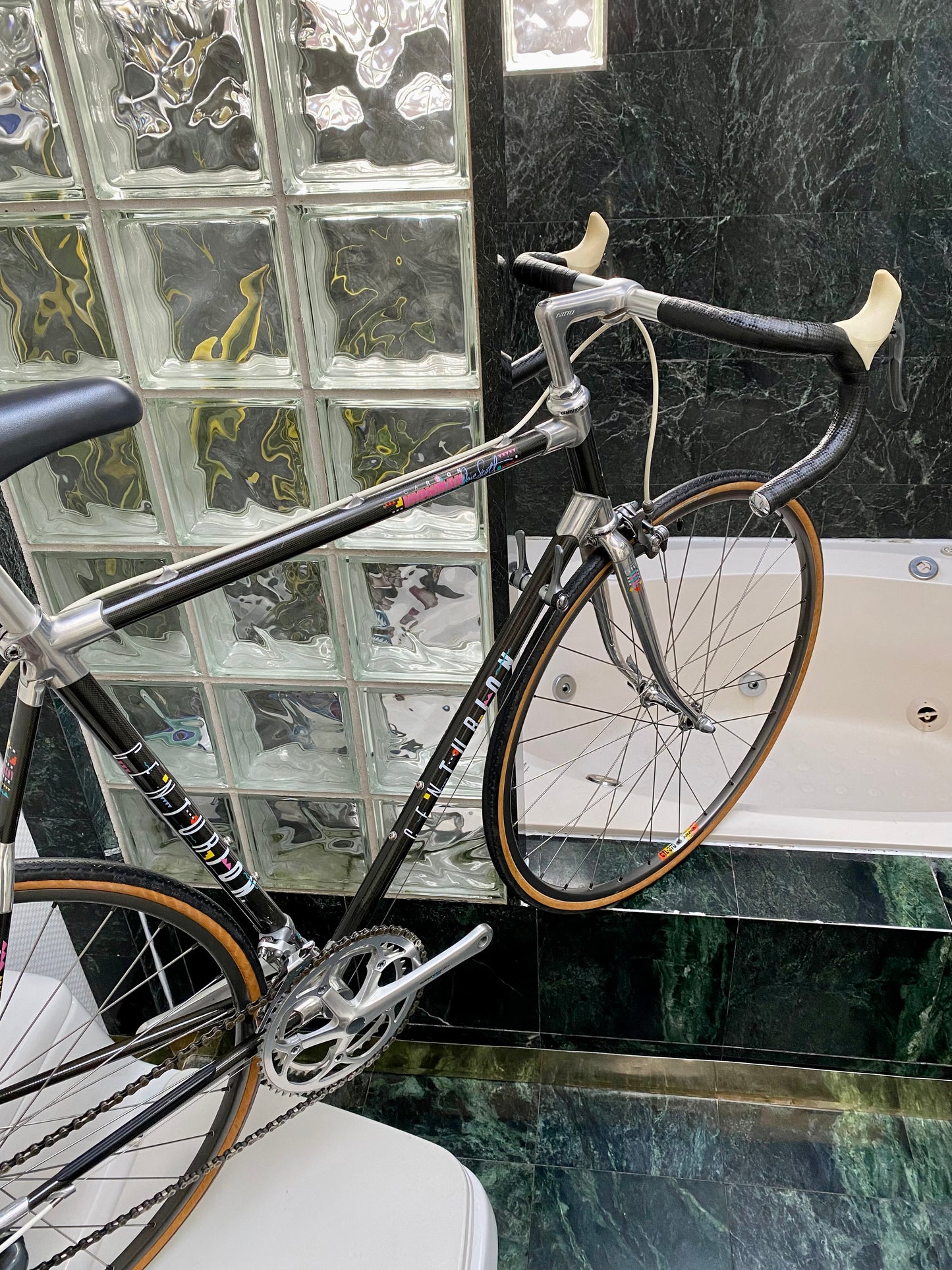 (SIZE 56cm) 1980's CENTURION CARBON ROAD BIKE - SHIMANO 600 - SPOTLESS