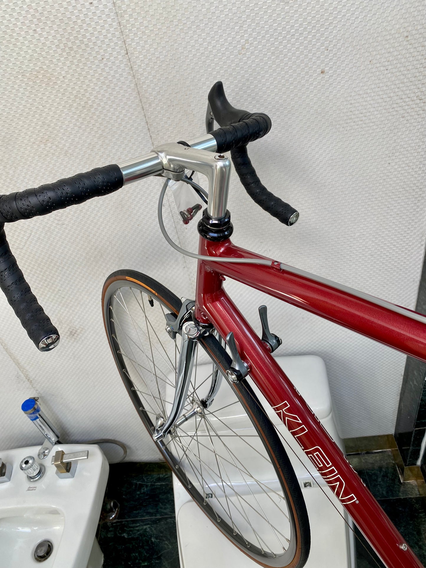 (SIZE 56cm) 1980's KLEIN QUANTUM ROAD BIKE - SHIMANO 600 - SPOTLESS - RARE