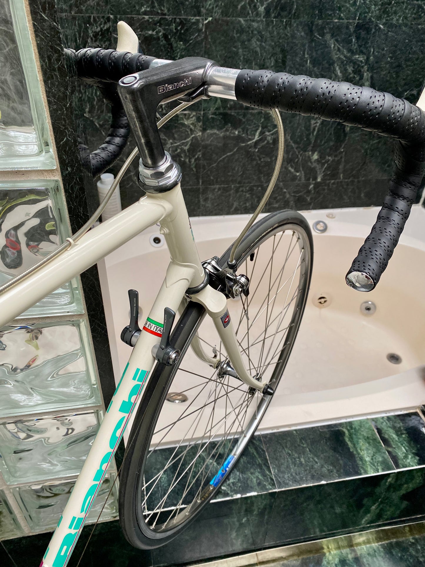 (SIZE 57cm) 1980's BIANCHI ROAD BIKE - LIKE NEW - SHIMANO 105 - COLUMBUS