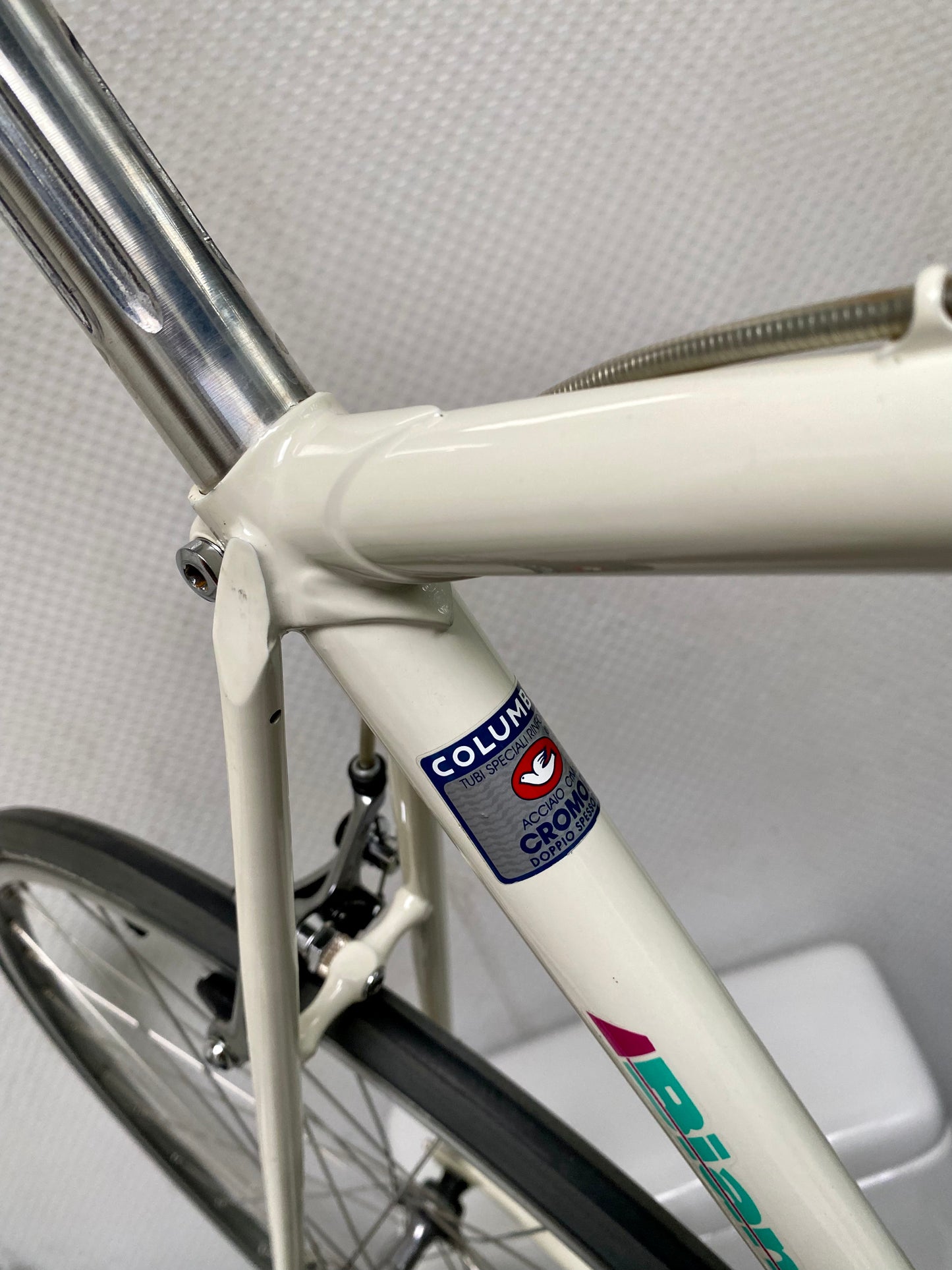 (SIZE 57cm) 1980's BIANCHI ROAD BIKE - LIKE NEW - SHIMANO 105 - COLUMBUS