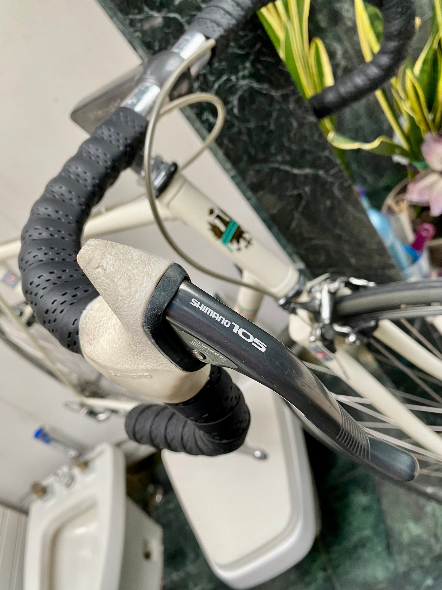 (SIZE 57cm) 1980's BIANCHI ROAD BIKE - LIKE NEW - SHIMANO 105 - COLUMBUS