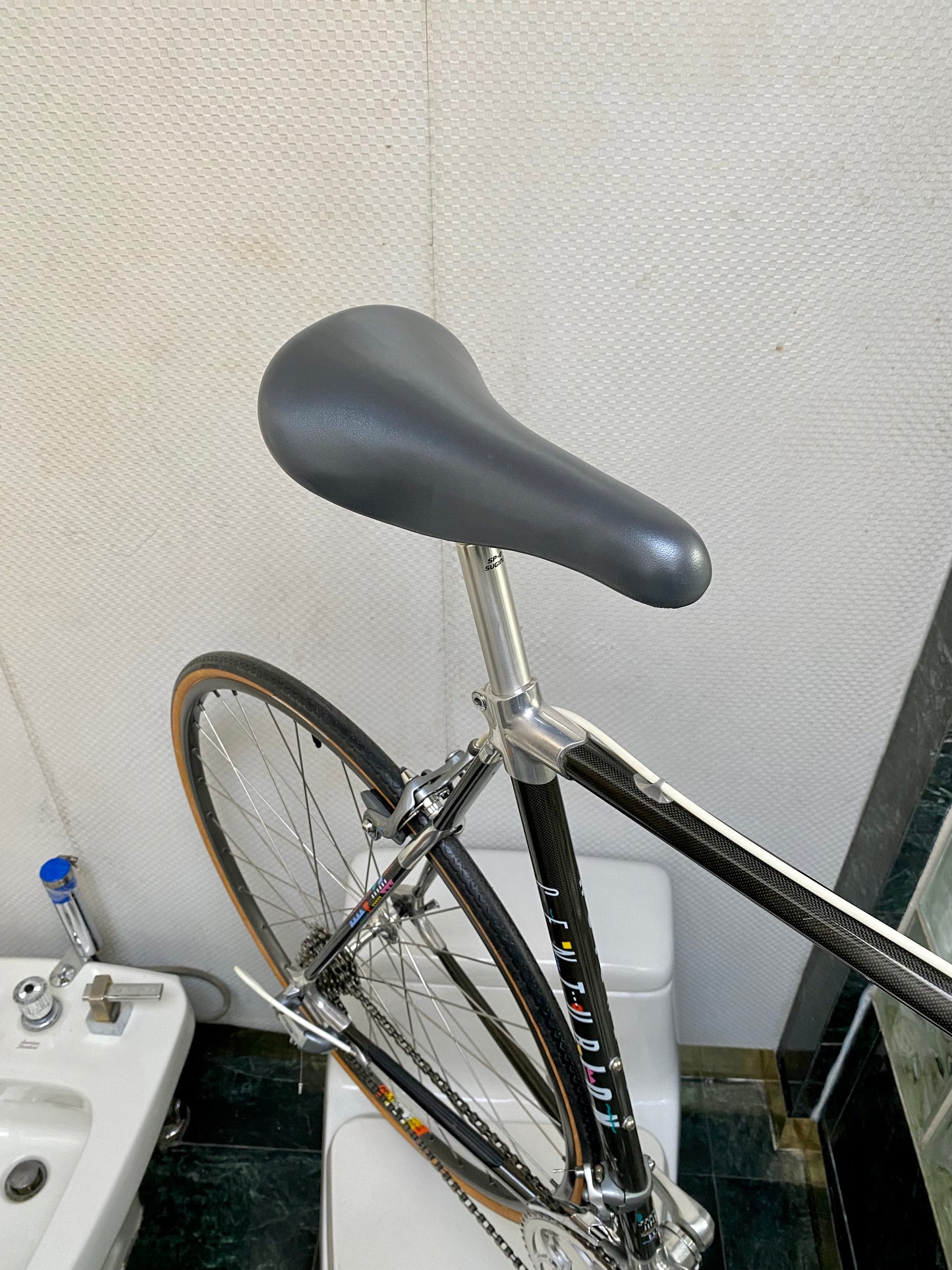 (SIZE 56cm) 1980's CENTURION CARBON ROAD BIKE - SHIMANO 600 - SPOTLESS