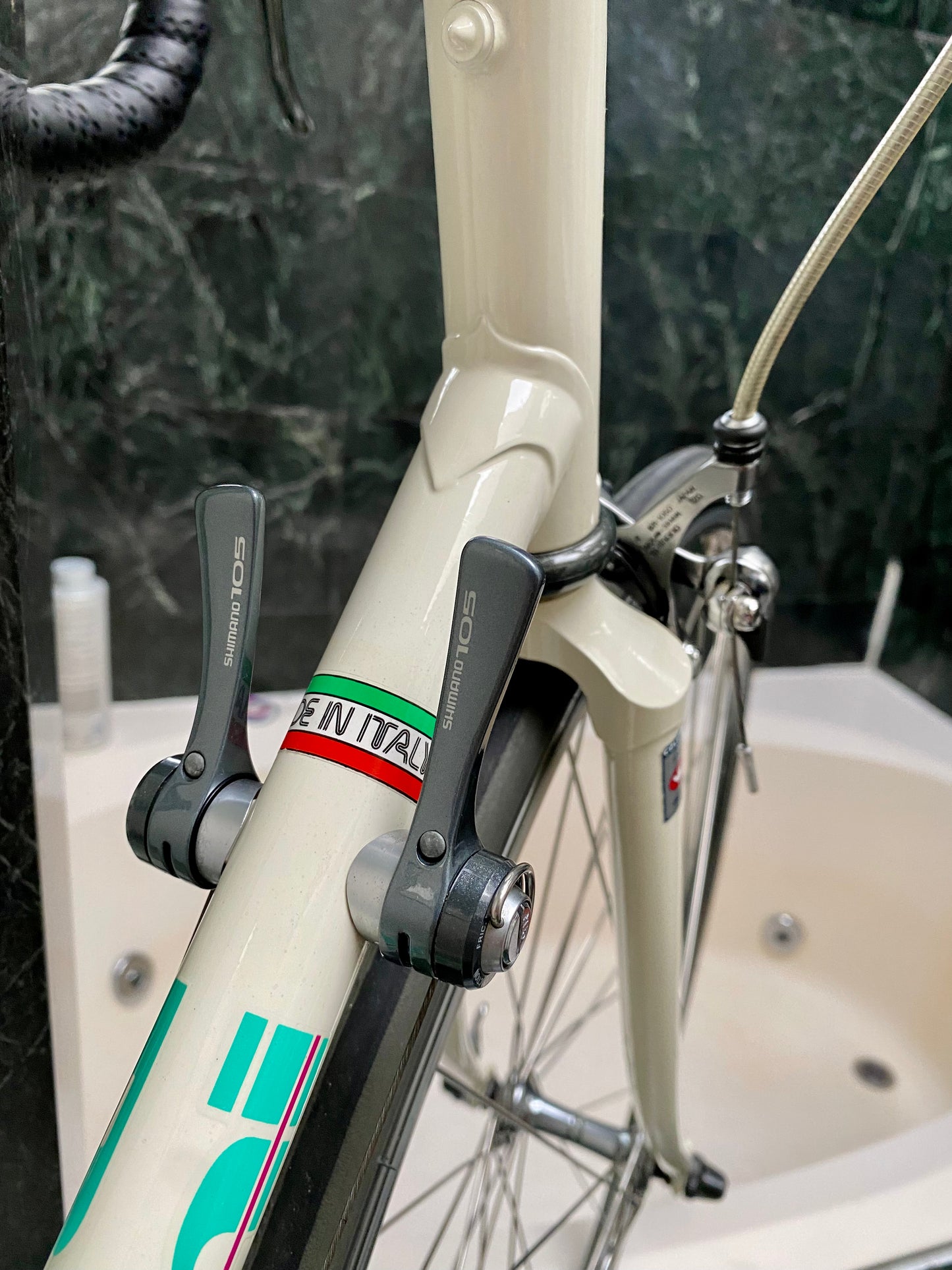 (SIZE 57cm) 1980's BIANCHI ROAD BIKE - LIKE NEW - SHIMANO 105 - COLUMBUS