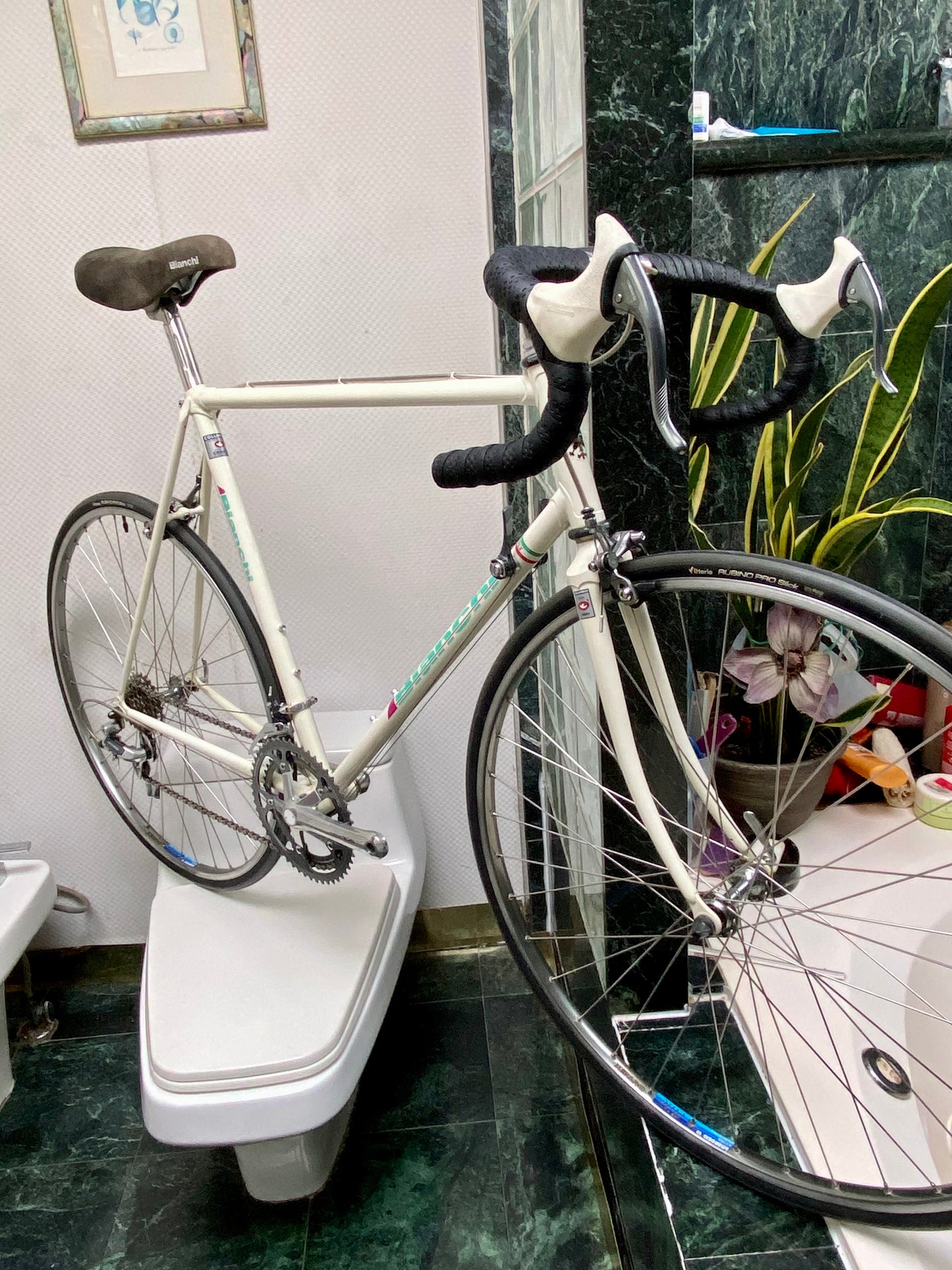 (SIZE 57cm) 1980's BIANCHI ROAD BIKE - LIKE NEW - SHIMANO 105 - COLUMBUS