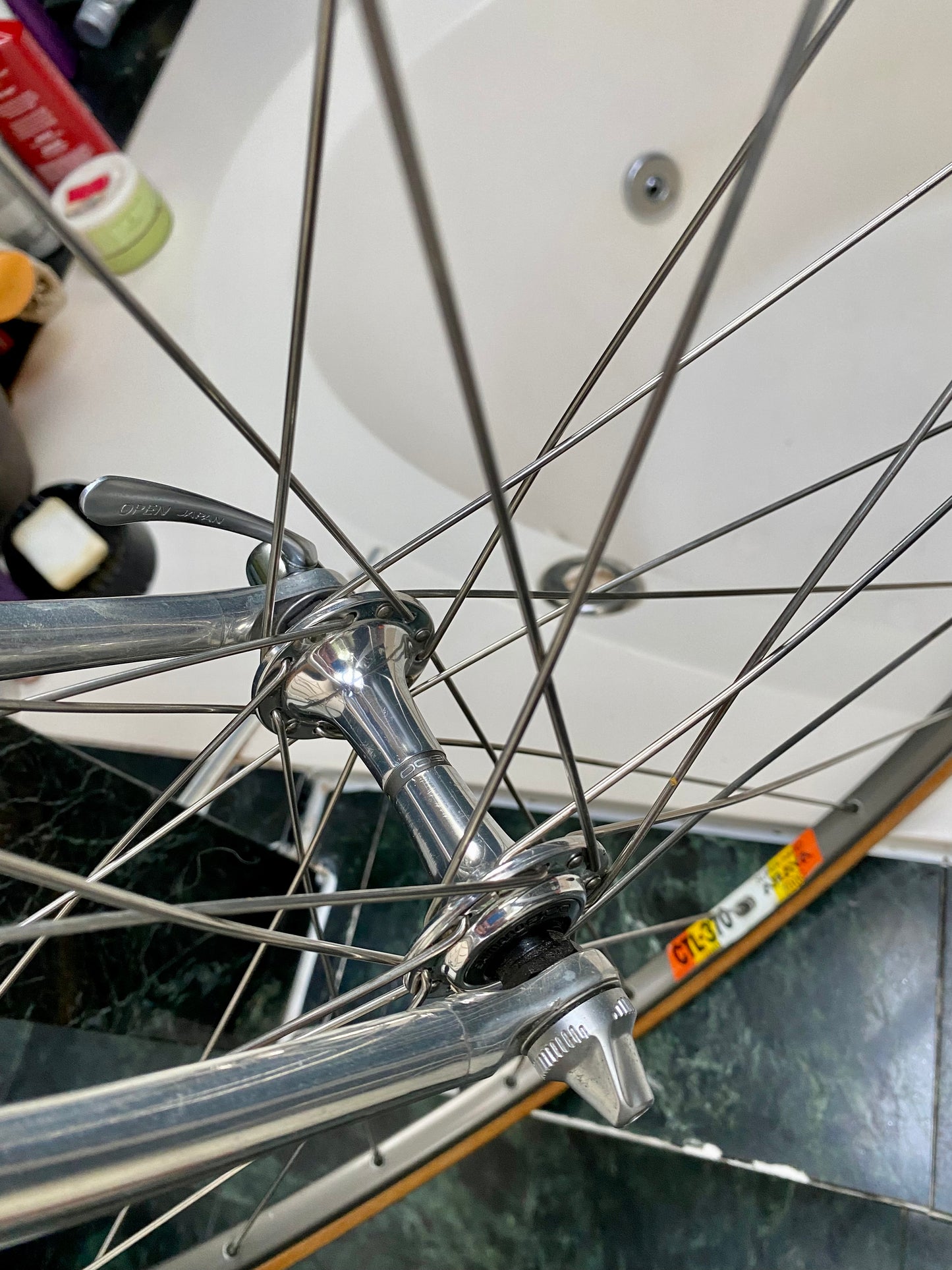 (SIZE 56cm) 1980's CENTURION CARBON ROAD BIKE - SHIMANO 600 - SPOTLESS