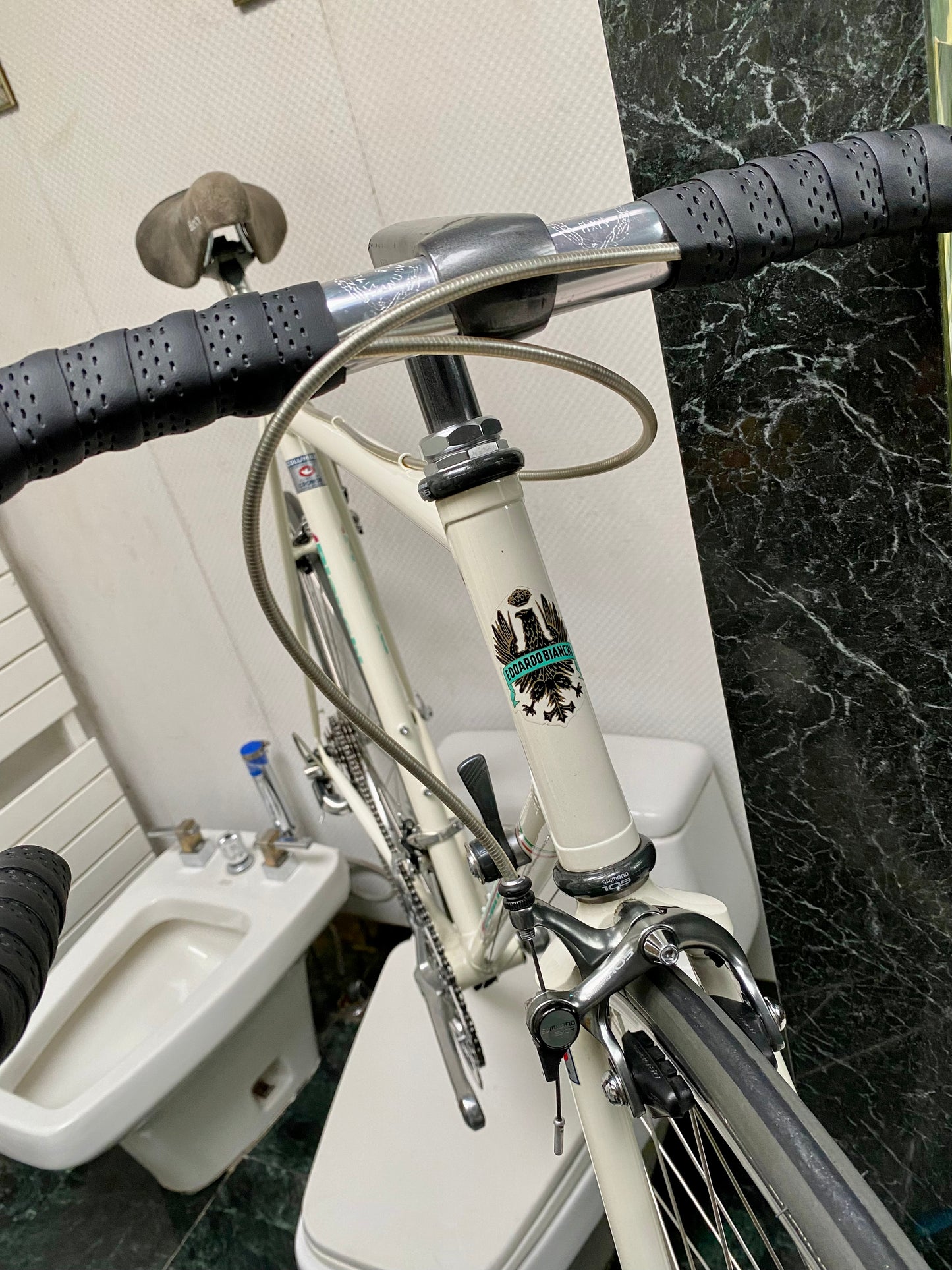 (SIZE 57cm) 1980's BIANCHI ROAD BIKE - LIKE NEW - SHIMANO 105 - COLUMBUS