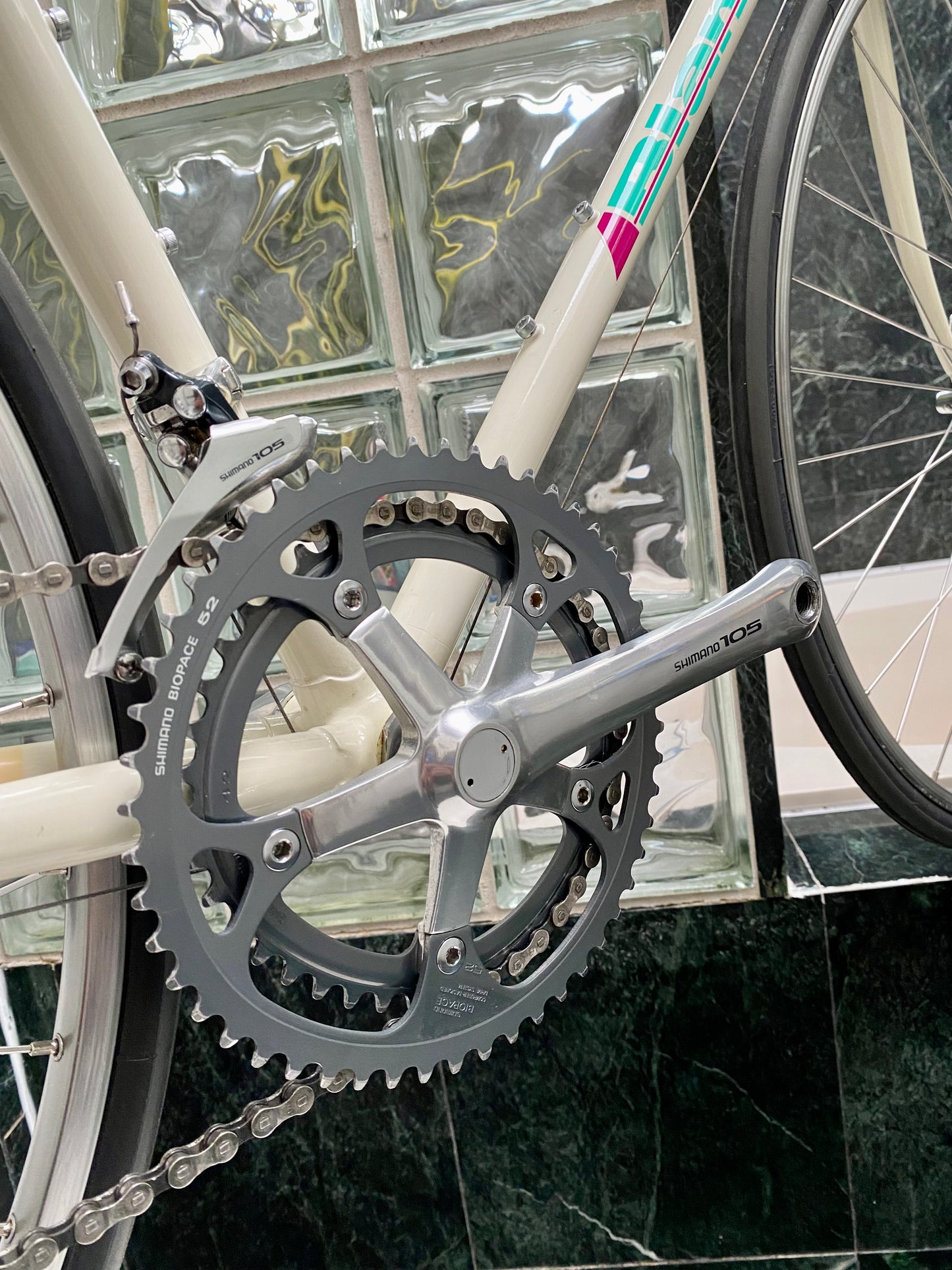 (SIZE 57cm) 1980's BIANCHI ROAD BIKE - LIKE NEW - SHIMANO 105 - COLUMBUS