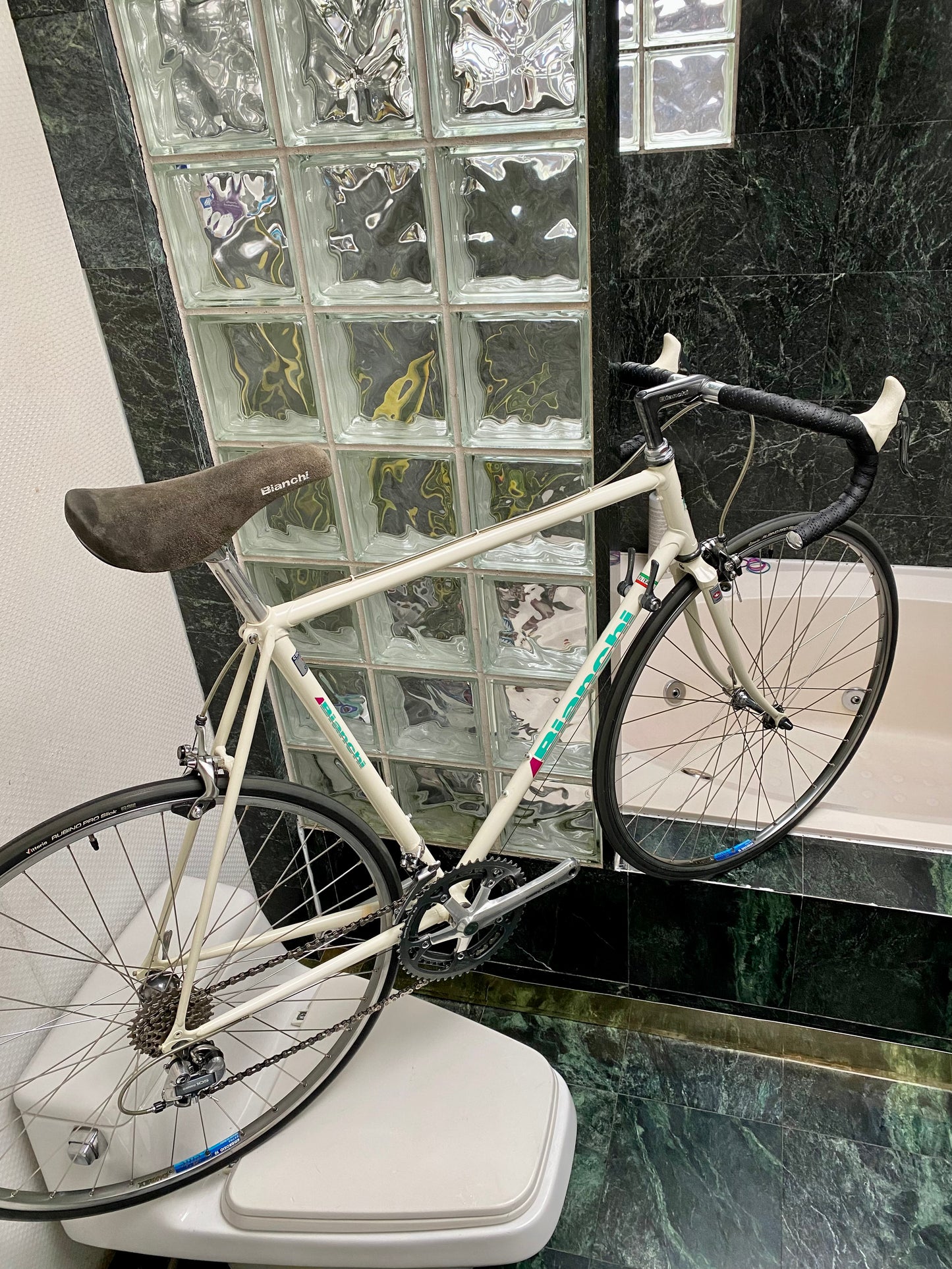 (SIZE 57cm) 1980's BIANCHI ROAD BIKE - LIKE NEW - SHIMANO 105 - COLUMBUS