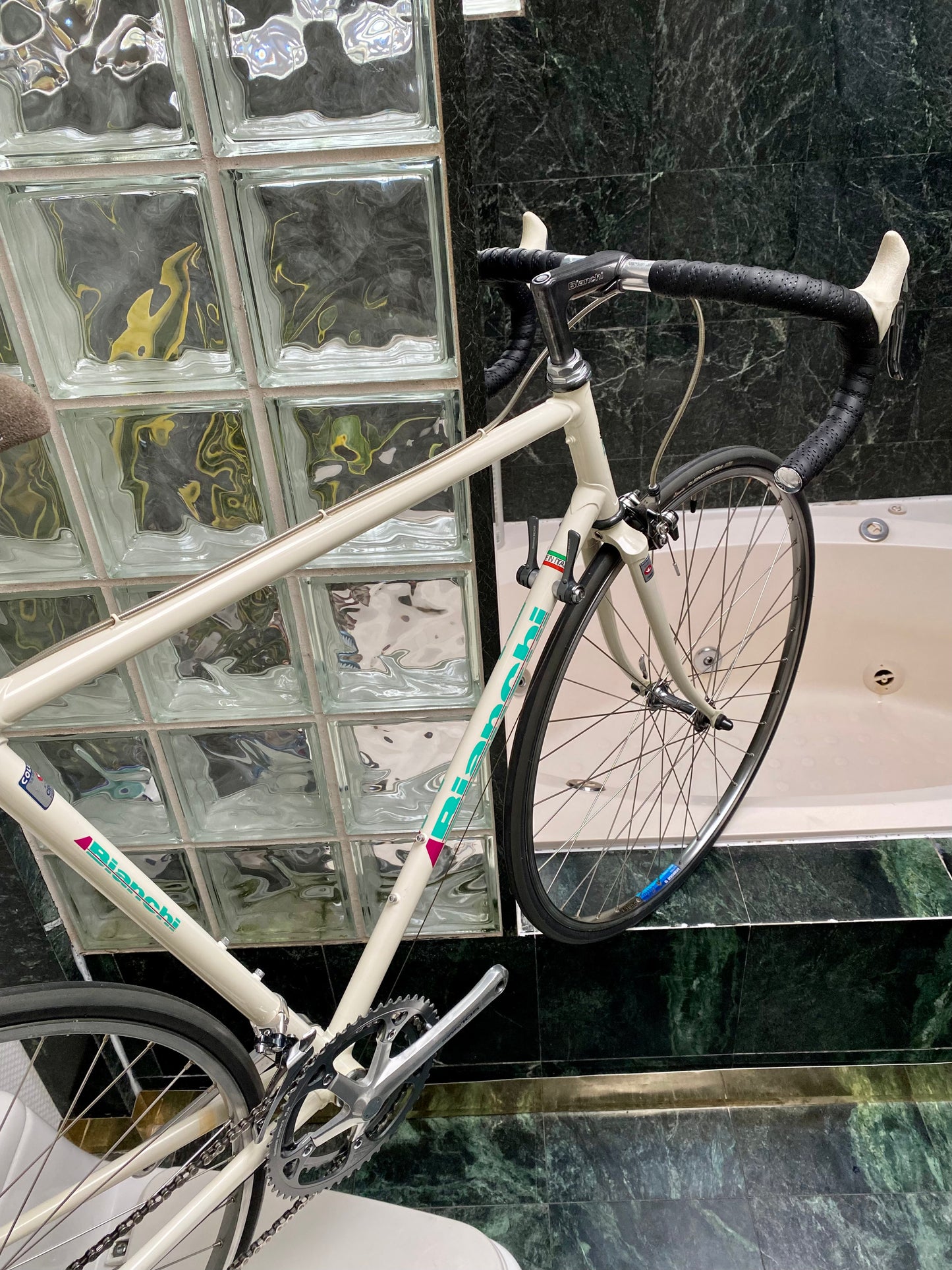 (SIZE 57cm) 1980's BIANCHI ROAD BIKE - LIKE NEW - SHIMANO 105 - COLUMBUS