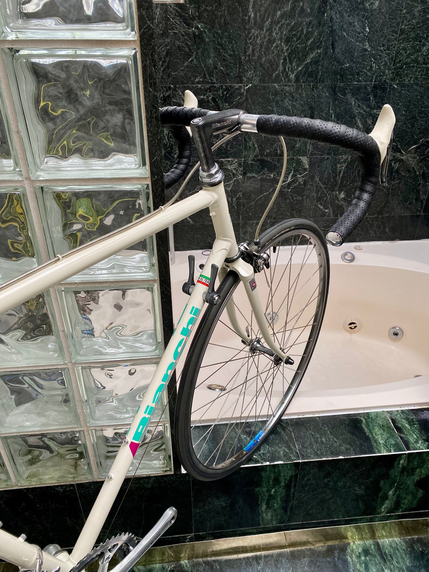 (SIZE 57cm) 1980's BIANCHI ROAD BIKE - LIKE NEW - SHIMANO 105 - COLUMBUS