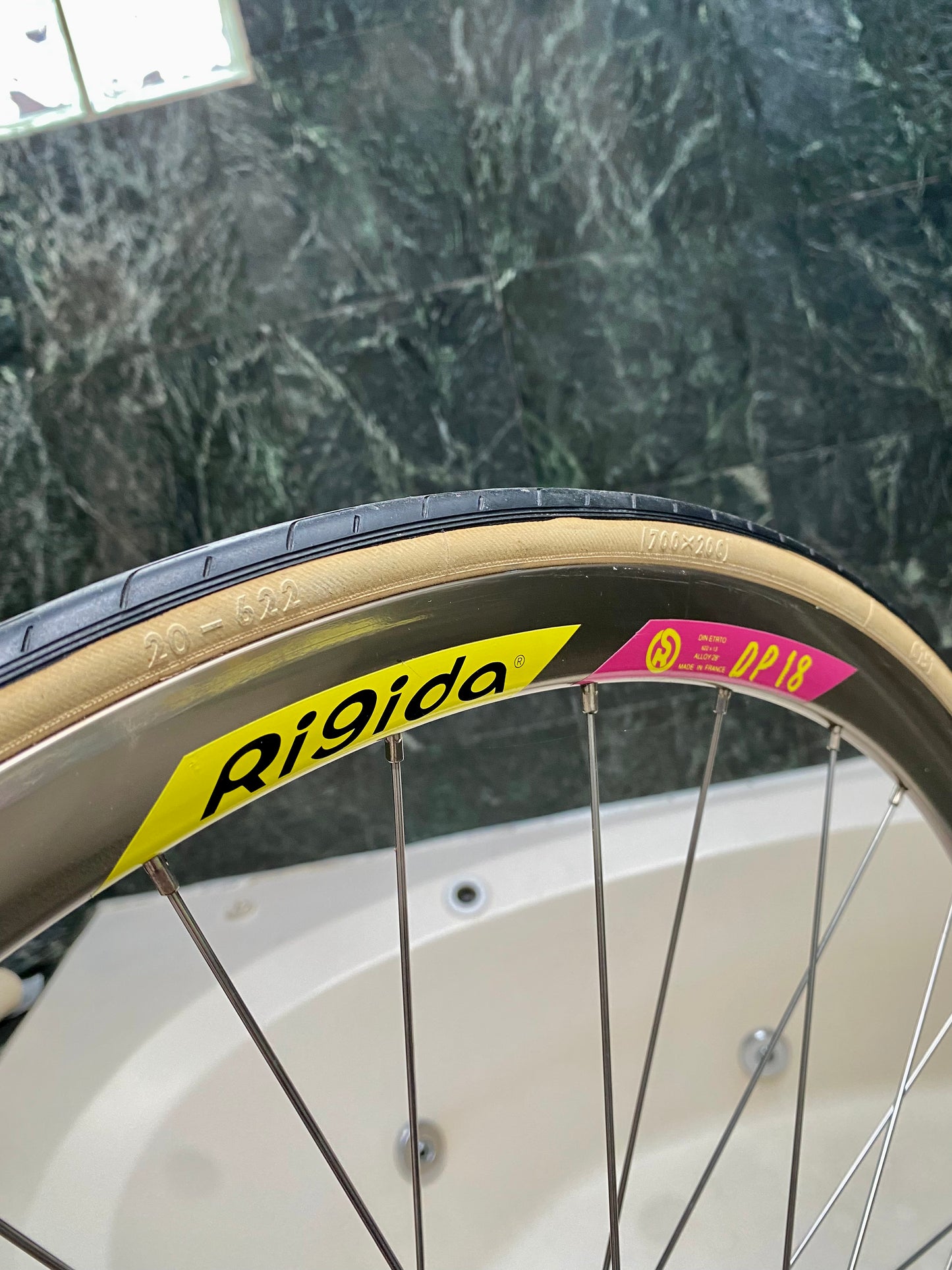 (SIZE 56cm) 1990's GIANT CFR 2 CARBON ROAD BIKE - LIKE NEW