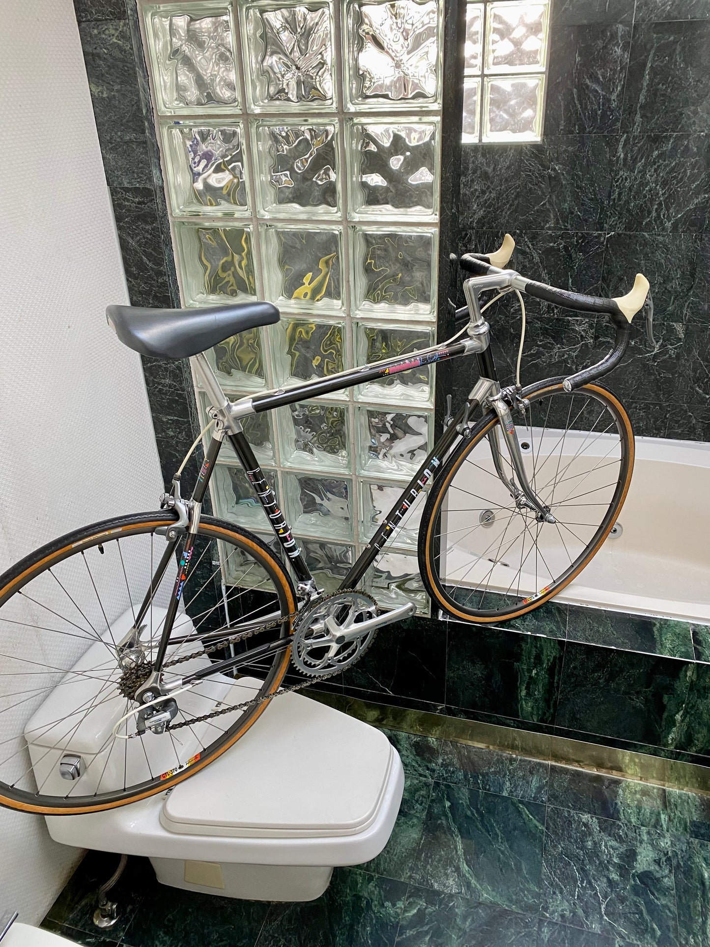 (SIZE 56cm) 1980's CENTURION CARBON ROAD BIKE - SHIMANO 600 - SPOTLESS