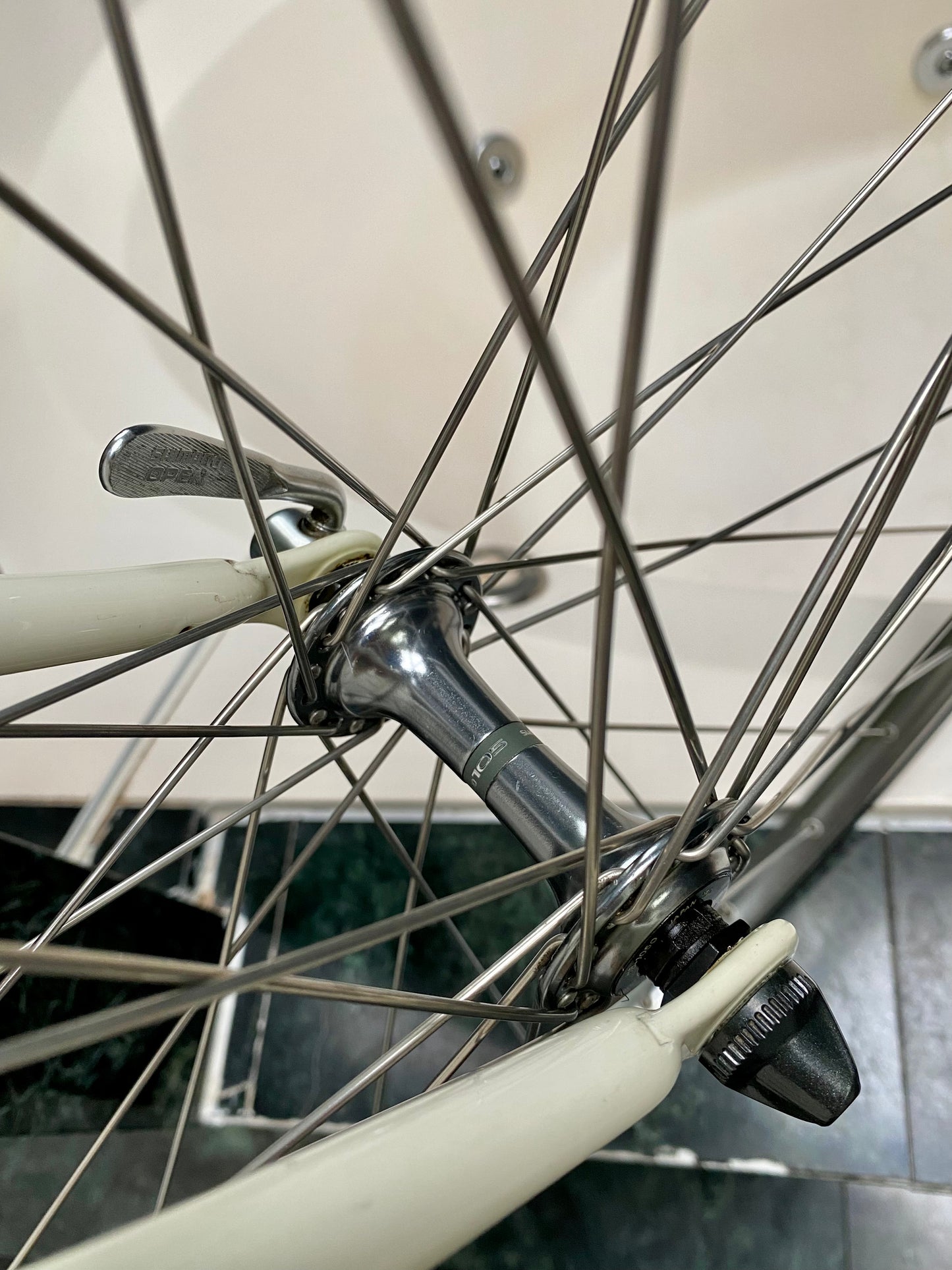 (SIZE 57cm) 1980's BIANCHI ROAD BIKE - LIKE NEW - SHIMANO 105 - COLUMBUS