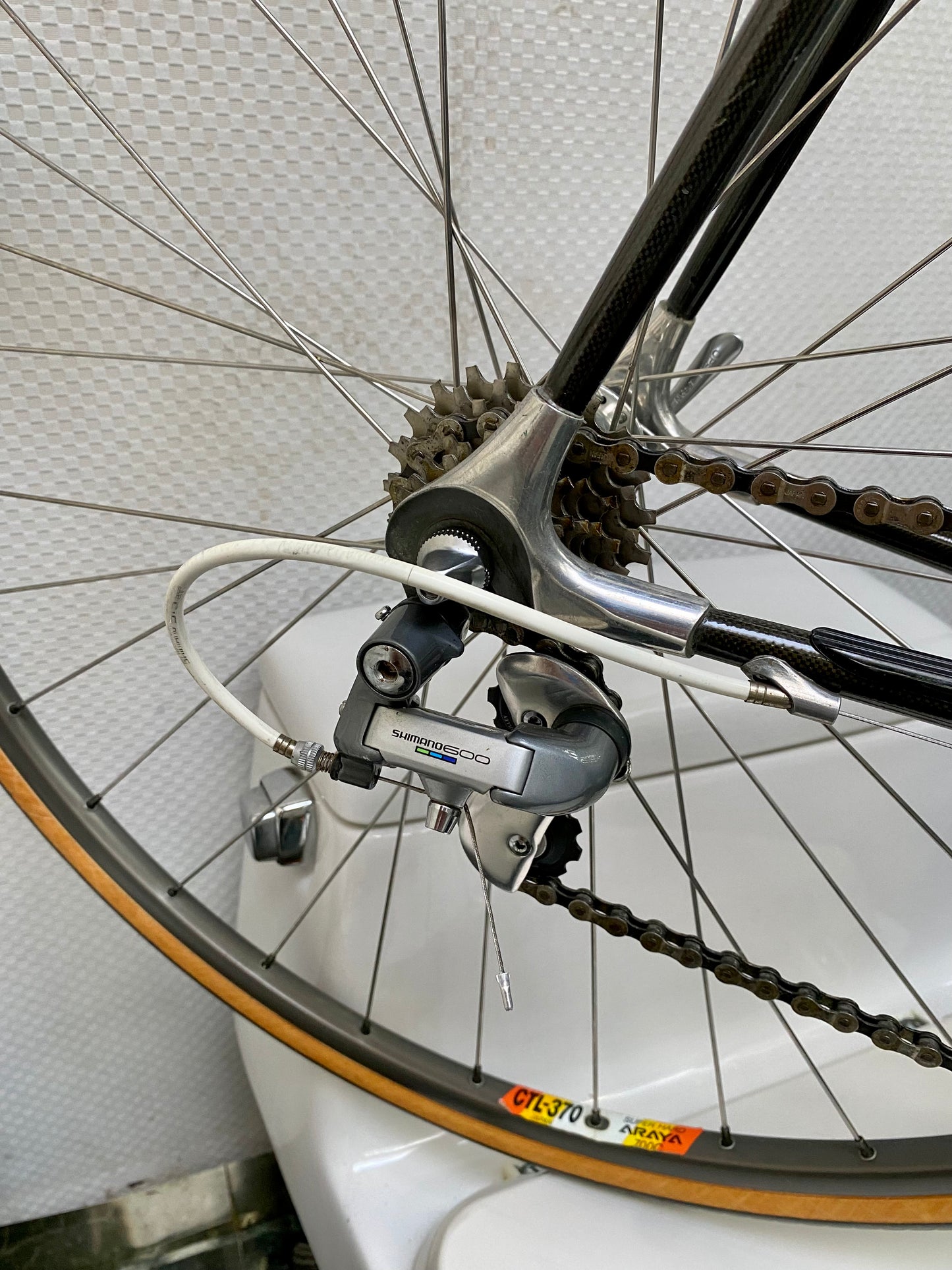 (SIZE 56cm) 1980's CENTURION CARBON ROAD BIKE - SHIMANO 600 - SPOTLESS