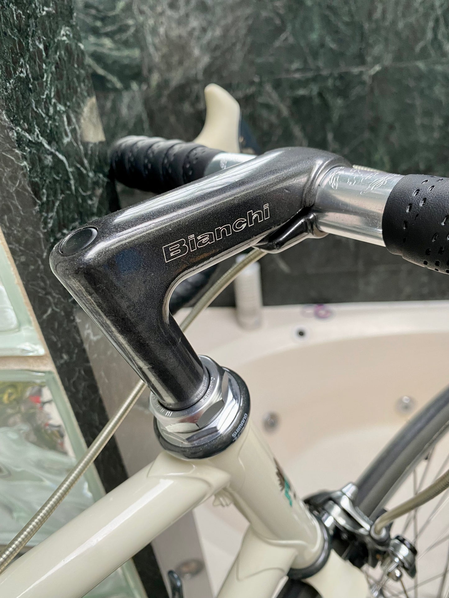 (SIZE 57cm) 1980's BIANCHI ROAD BIKE - LIKE NEW - SHIMANO 105 - COLUMBUS