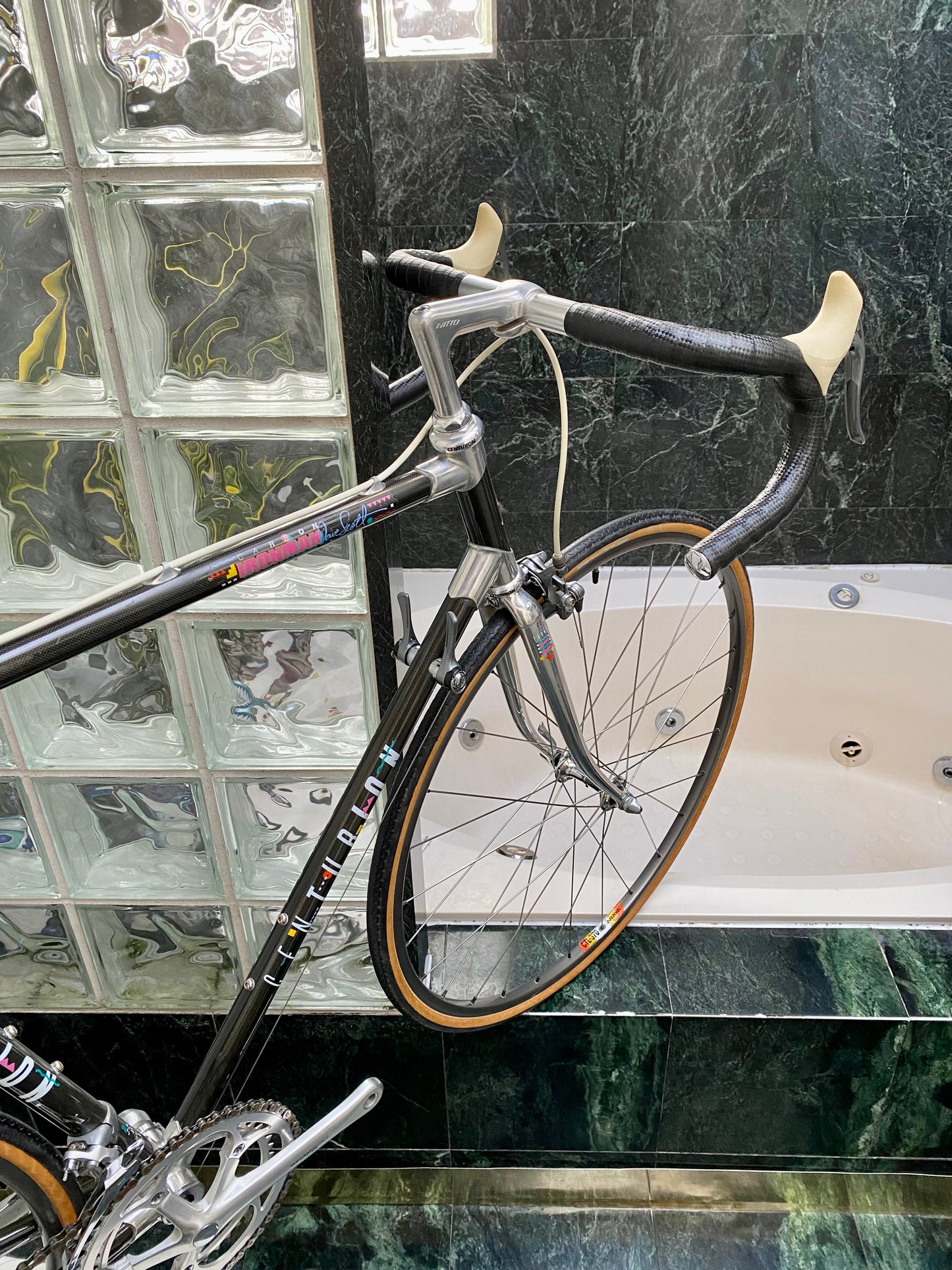 (SIZE 56cm) 1980's CENTURION CARBON ROAD BIKE - SHIMANO 600 - SPOTLESS