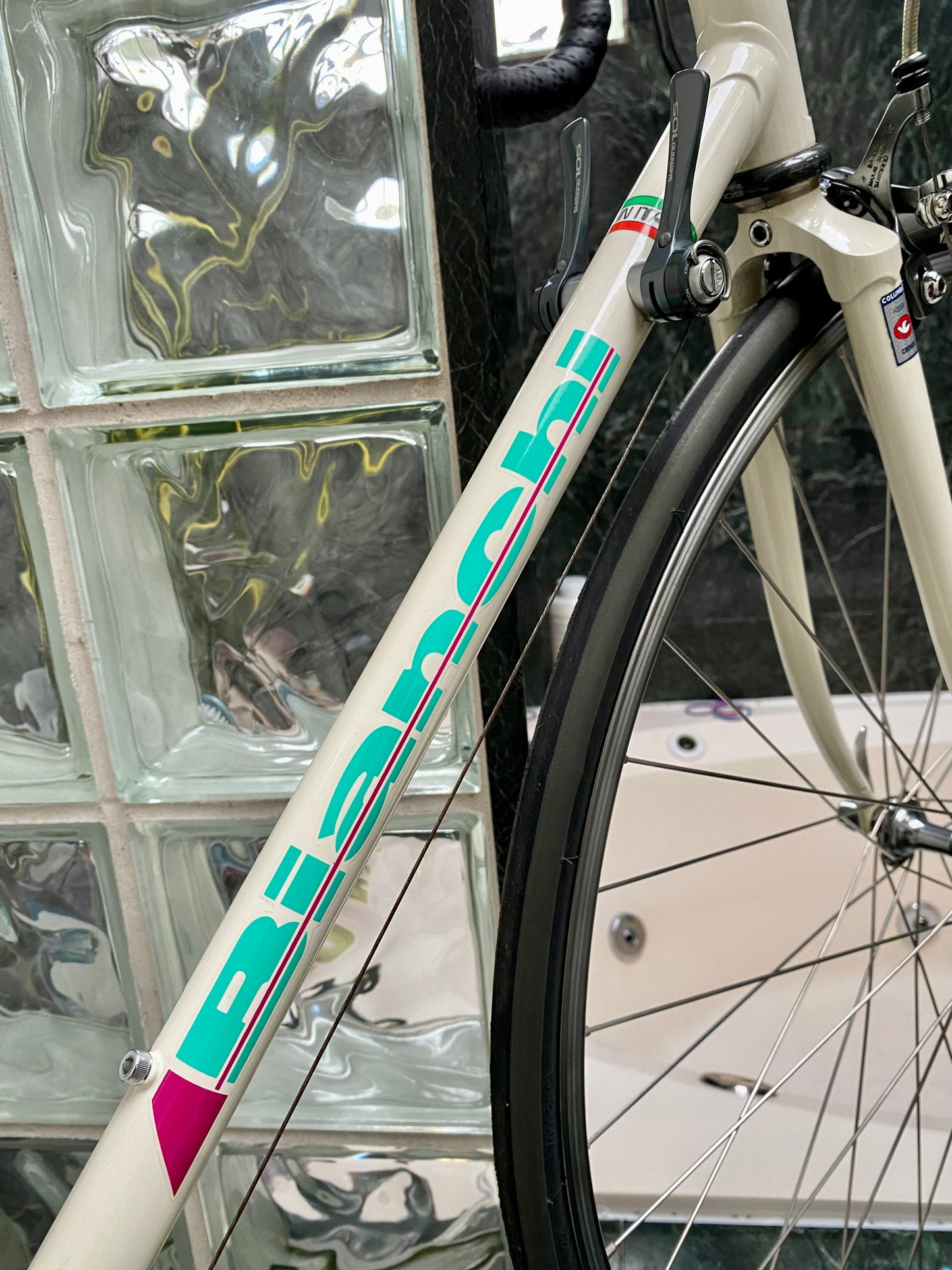 (SIZE 57cm) 1980's BIANCHI ROAD BIKE - LIKE NEW - SHIMANO 105 - COLUMBUS