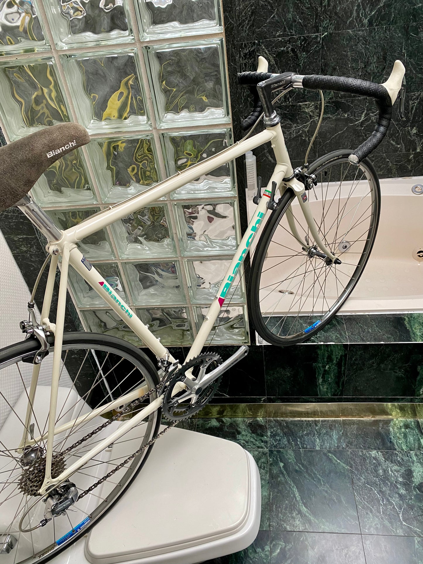 (SIZE 57cm) 1980's BIANCHI ROAD BIKE - LIKE NEW - SHIMANO 105 - COLUMBUS