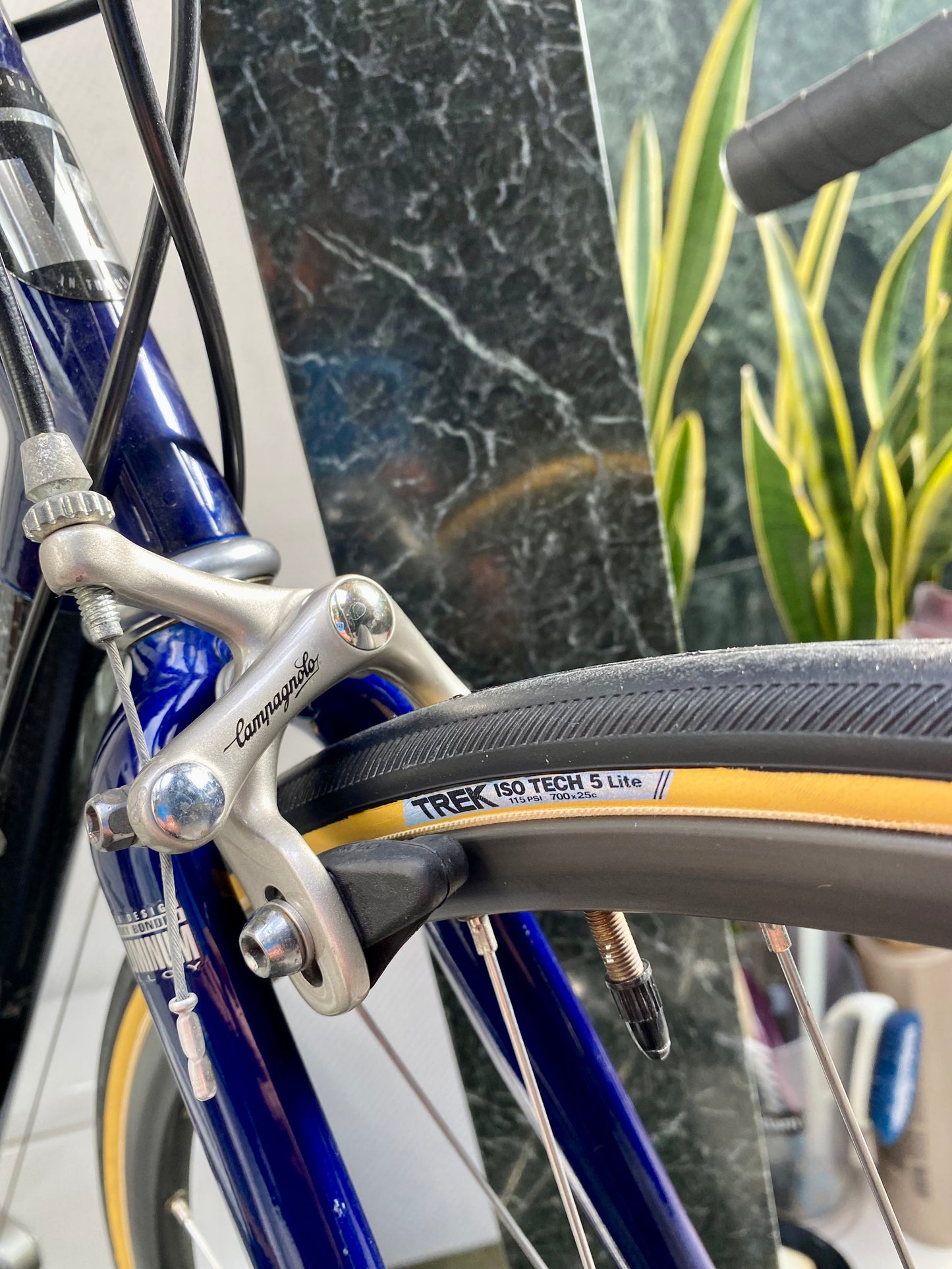 (SIZE 57cm) 1990's TREK 2200 CARBON ROAD BIKE - CAMPAGNOLO