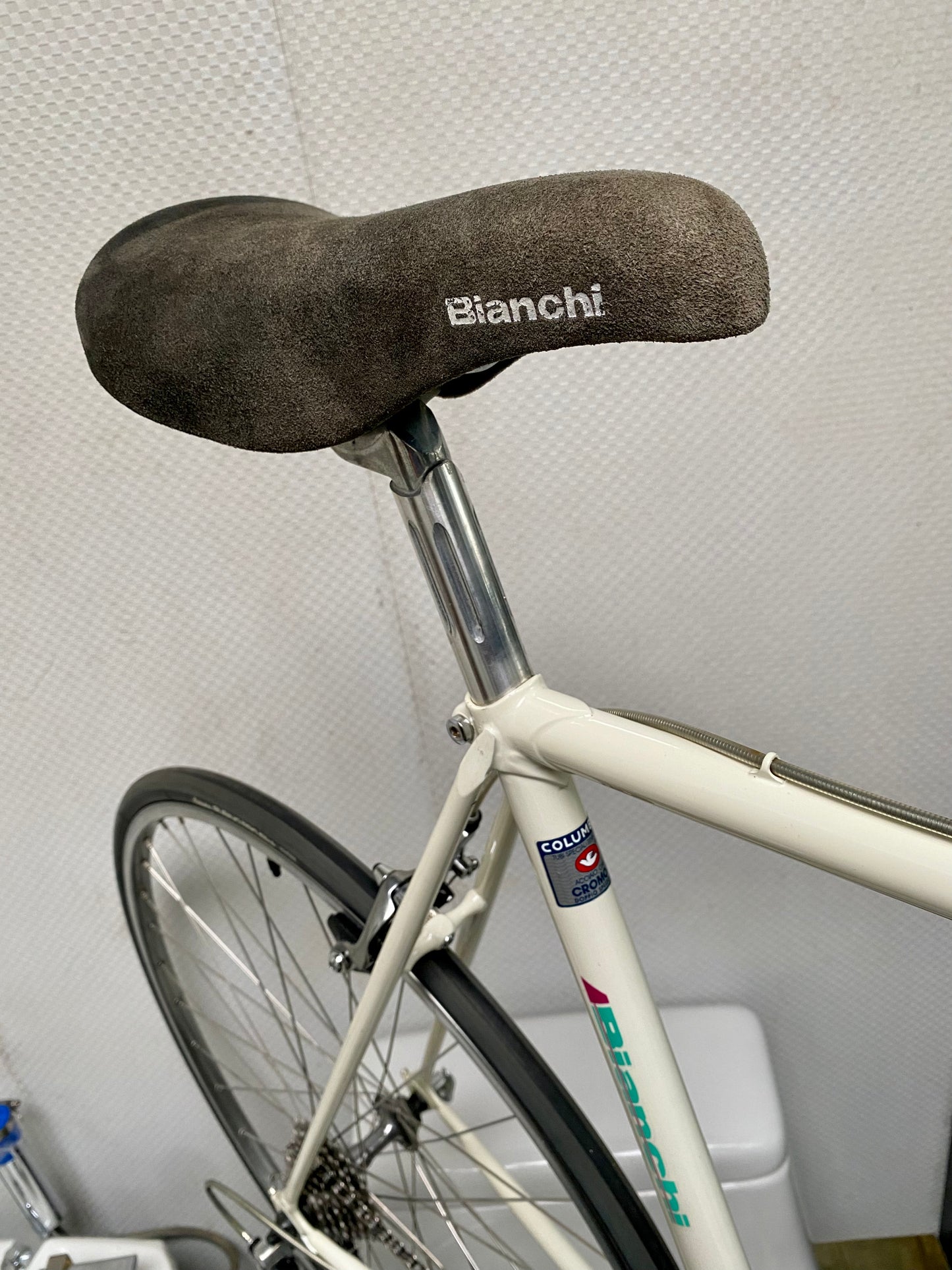 (SIZE 57cm) 1980's BIANCHI ROAD BIKE - LIKE NEW - SHIMANO 105 - COLUMBUS